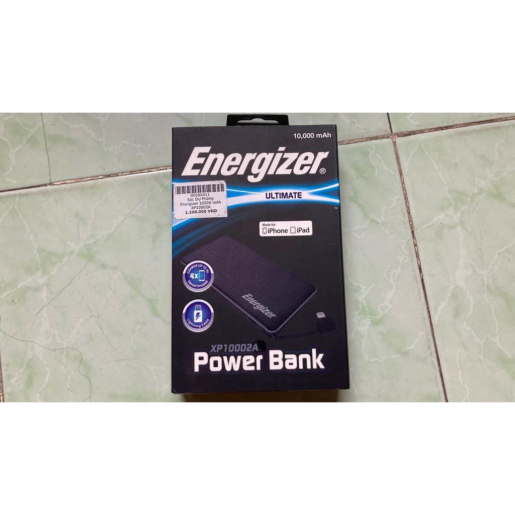 Pin sạc dự phòng Energizer XP10002A có cáp theo pin.