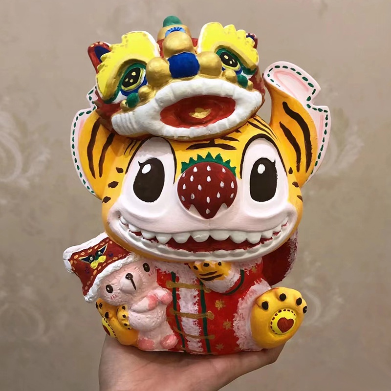 Tượng Stitch mẫu Tết tô màu bằng nhựa Vinyl + có nắp ống heo