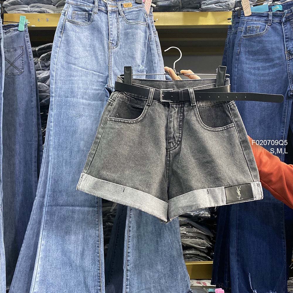 Quần short jean lật lai gắn tem da YSL!