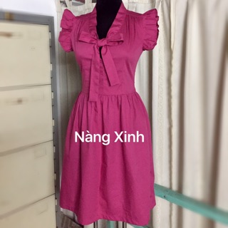 Đầm xoè cổ thắt nơ, tay cánh tiên.