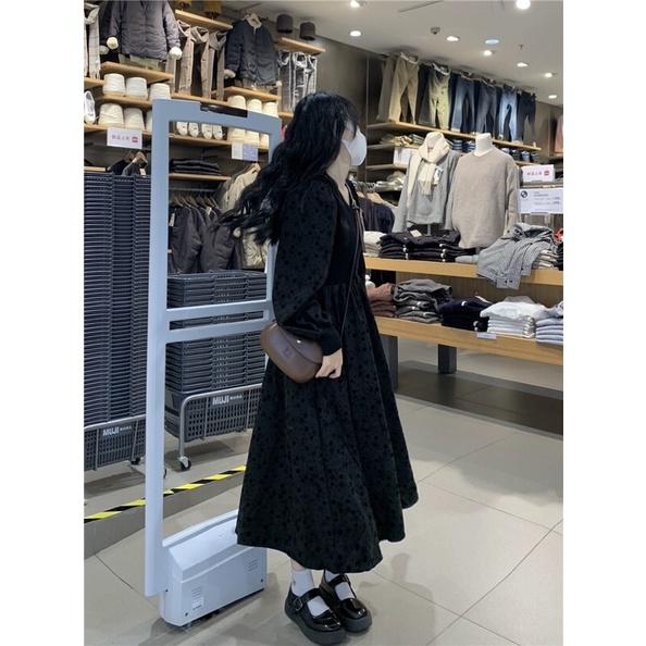 Váy len đen chất vải cực dày dặn có thêu hoa phong cách tiểu như xinh xắn