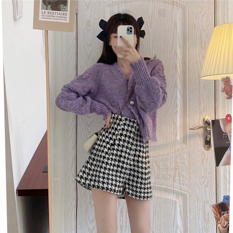 Áo len croptop màu tím nút đá lấp lánh