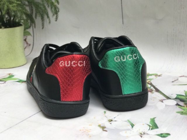 Giày thể thao con ong