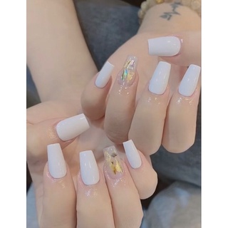 Nailbox trắng sang chảnh nhấn 1 ngón xà cừ tuyệt đẹp