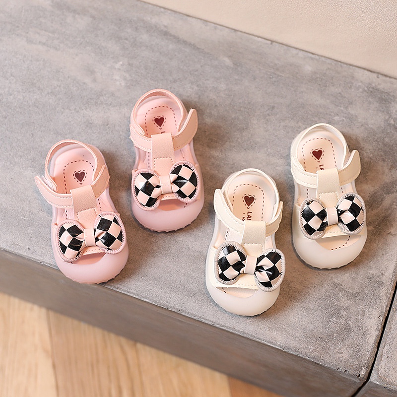 Dép sandal tập đi cho bé dễ thương gắn Nơ caro đen-trắng chống vấp đế chống trơn trượt kiểu dáng Hàn Quốc M887