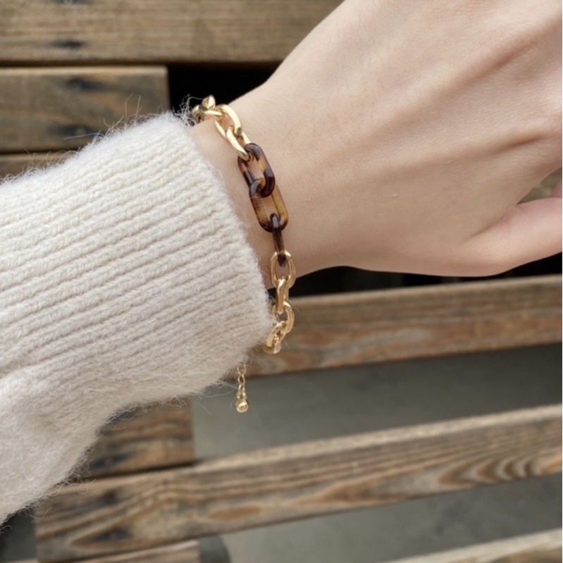 Vòng tay màu nâu xà cừ