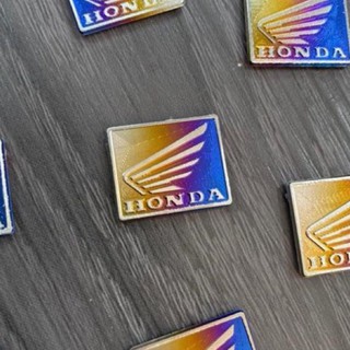 Logo cánh chim Honda titan dán gáy xe