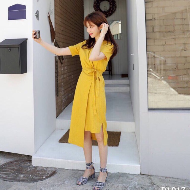 Đầm vàng cột eo