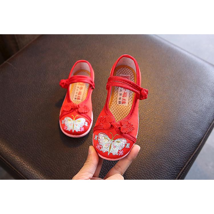 Giày đỏ bé gái họa tiết cánh bướm