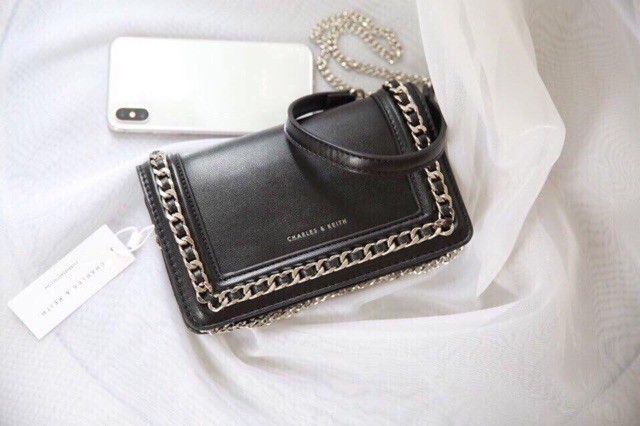 Túi charlie & keith dây xích siêu cute. Có 2 màu đen và bạc.