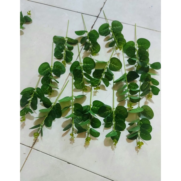 LÁ TÁO GIẢ. LOẠI 1 NHÁNH .MÀU SẮC XANH ĐẸP KHÔNG RỤNG .DÙNG CẮM ĐIỂM PHỤ VÀO BÓ HOA SÁP ,BÌNH HOA .