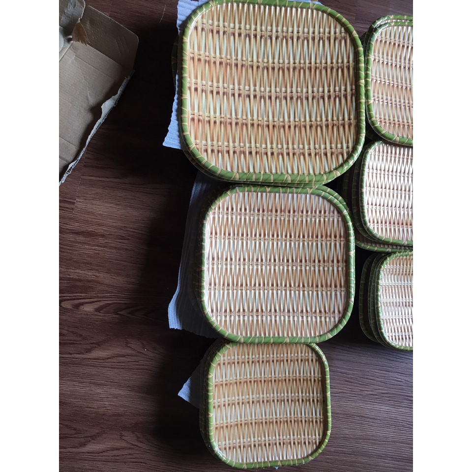 Đĩa phip nhựa hình vuông họa tiết giả mây tre đan cao cấp có chân đế