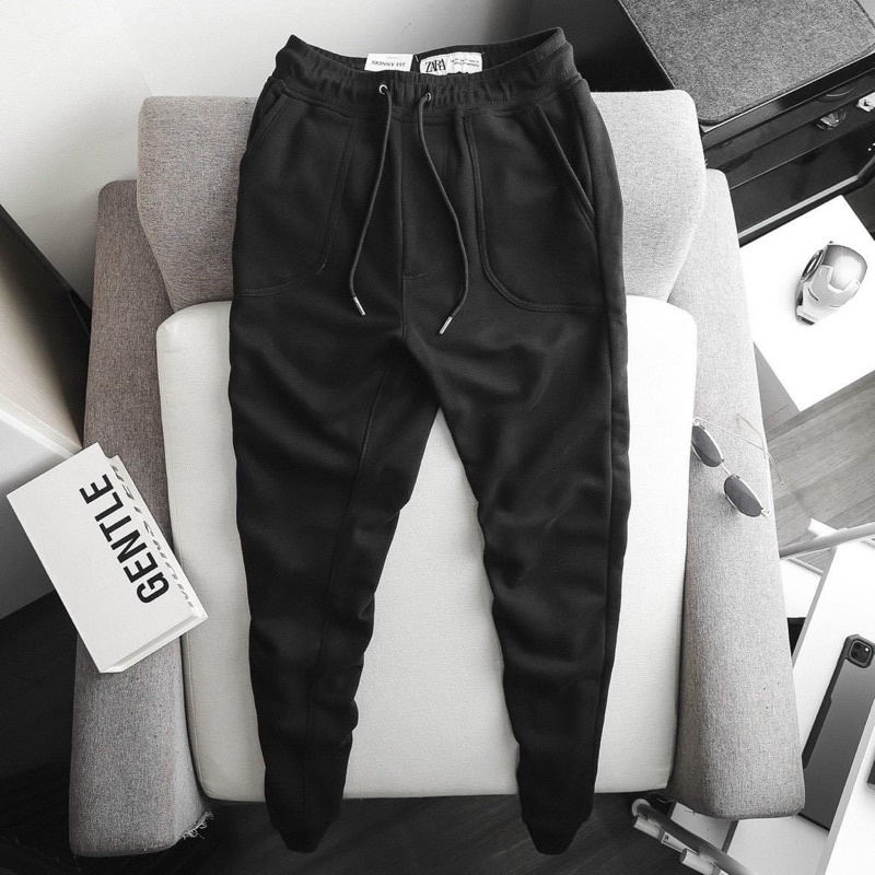 Quần jogger nỉ dày dặn. Chất siêu đẹp, lên dáng chuẩn. Có 2 màu cho anh em lựa chọn. Full size từ size S đến XL!!!!!!!!!