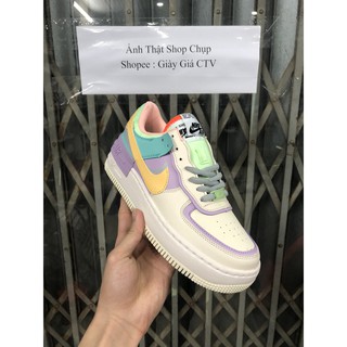 Giày sneaker màu sắc