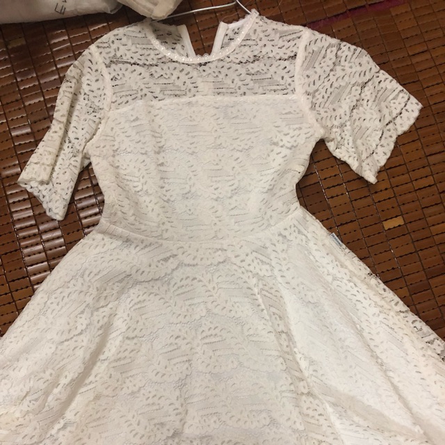 Váy ren trắng 20 again