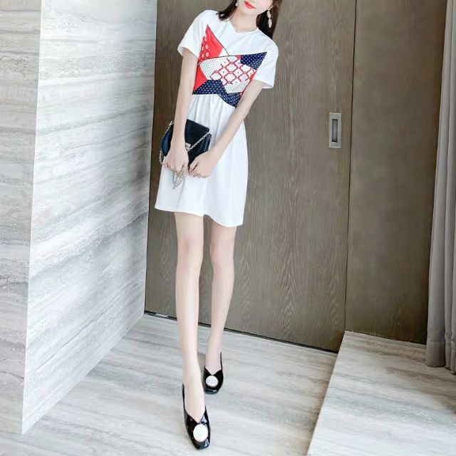 Đầm họa tiết thun trắng form dài qua gối mặc đi dạo phố đi chơi đều đẹp nga. Chất liệu mịn màng coa tà đắp chéo cột nơ .