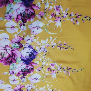 Vải Cát nhám in chân bông 2 đầu sắc nét , màu vàng nghệ . Khổ  1m6. May đầm , và chân váy ..............................