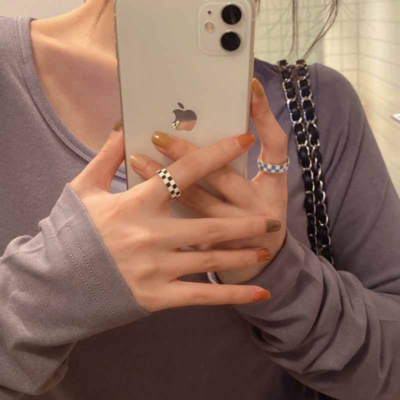 Nhẫn caro đen trắng và xanh dương cá tính Peachy nam nữ titan không gỉ có thể điều chỉnh kích thước hot trend Hàn Quốc