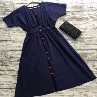 Đầm Xòe Nút Đỏ Nhúng Eo.