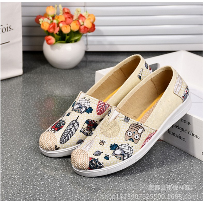 GIÀY LƯỜI SLIP ON VINTAGE HOẠ TIẾT CHIẾC LÁ MÀU VÀNG NHẠT | BigBuy360 - bigbuy360.vn