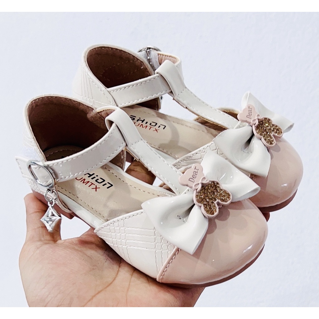 Giày sandal đế bệt đính nơ cho bé gái - dép quai hậu bít mũi da PU bóng mềm có gấu đính đá lấp lánh đế dẻo êm chân 8007