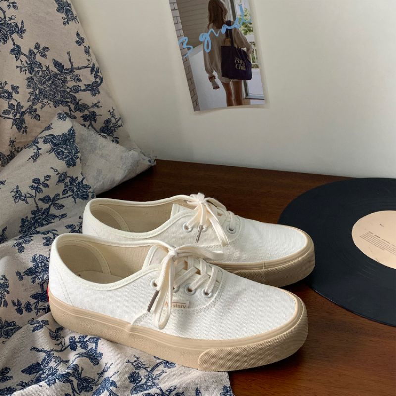 Giày thể thao nữ đế bằng màu be, màu sắc vintage