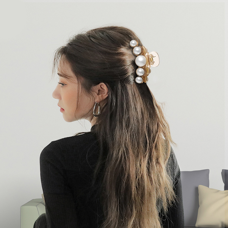 Kẹp tóc càng cua đính ngọc trai phong cách Hàn Quốc