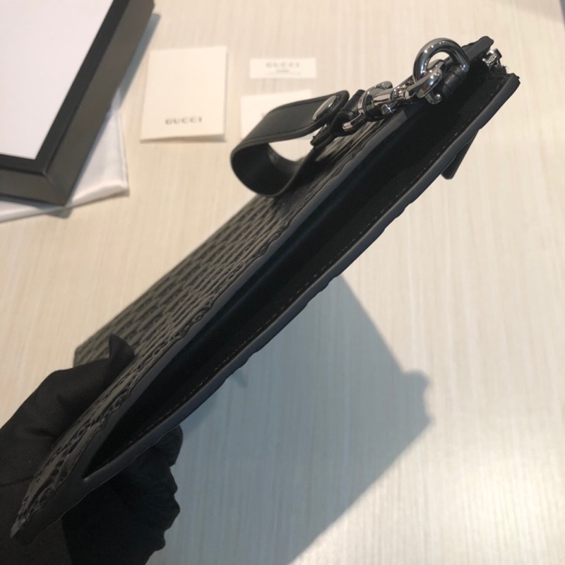 Cluth cầm tay cho nam Gucci GC da thật cao cấp bản dẹt dập chìm logo thương hiệu