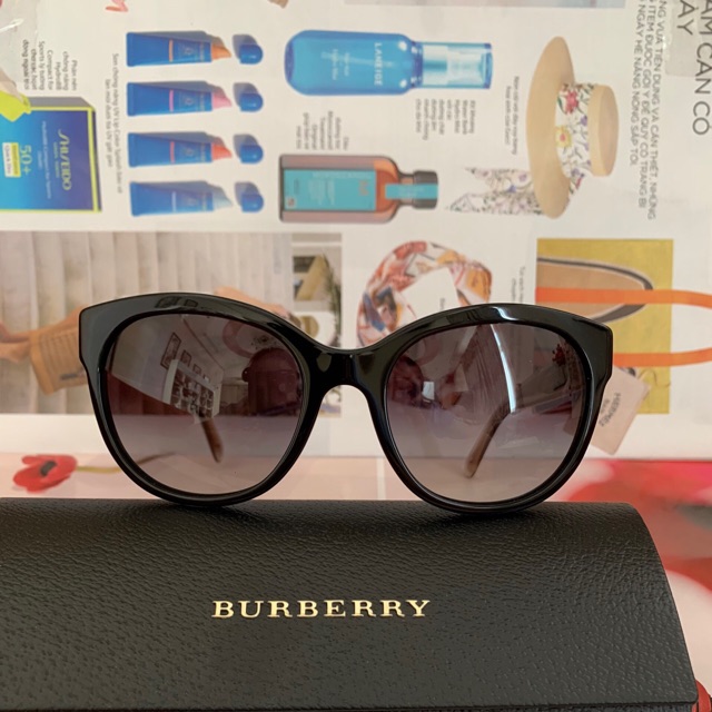 Kính mát Burberry
