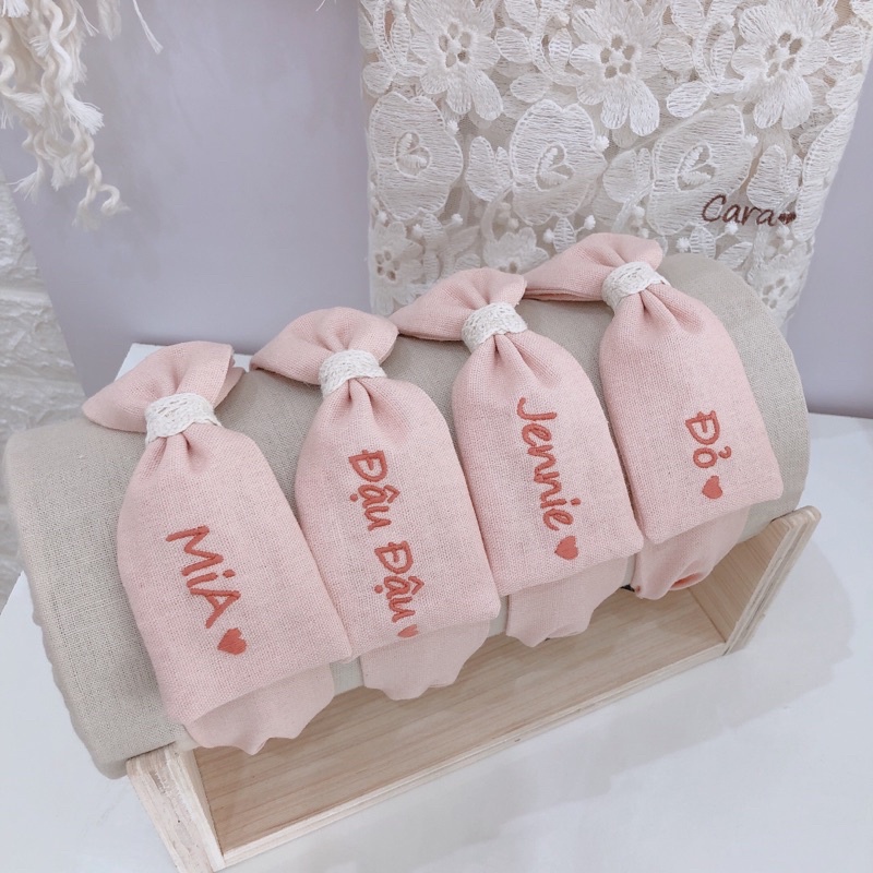 BỜM/TURBAN THÊU TÊN CHO BÉ - BỜM CÀI TÓC LINEN MÀU HỒNG THÊU TÊN BÉ GÁI