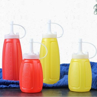 2 bình nhựa đựng dầu ăn, tương ớt
