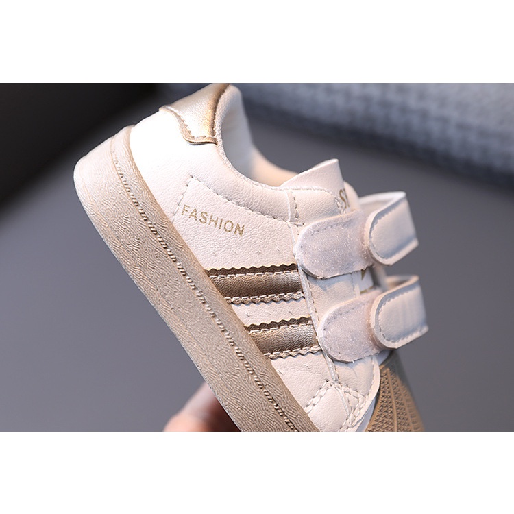 Giày trẻ em màu trắng mũi sò khóa dán lên chân xinh cực hàng quảng châu cho bé từ 2 tuổi.