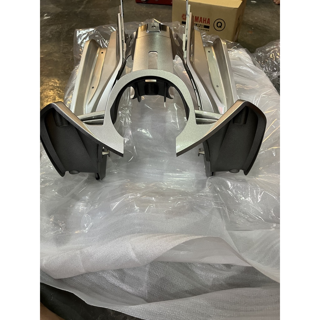 Yếm khóa lớn dàn áo exciter 2010 Màu bạc , Con diều Yamaha chính hãng Việt Nam