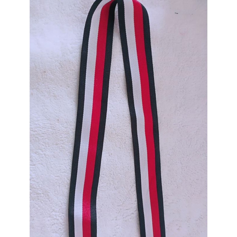 Ruy băng gân kẻ sọc, gân chạy viền