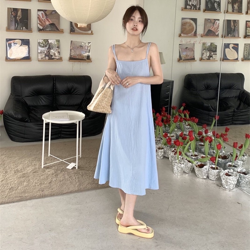 Đầm dài hai dây hở lưng form rộng màu xanh dương