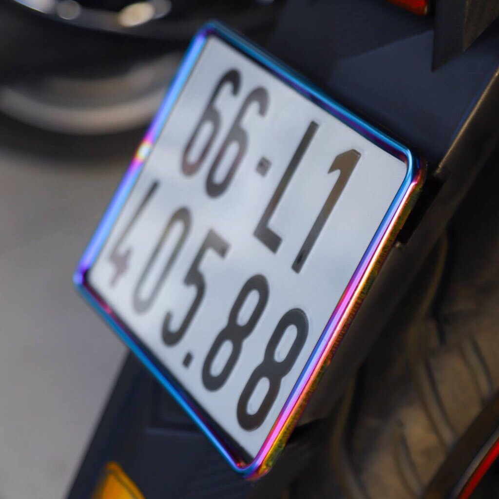 Khung biển số  7 màu/titan gắn xe máy