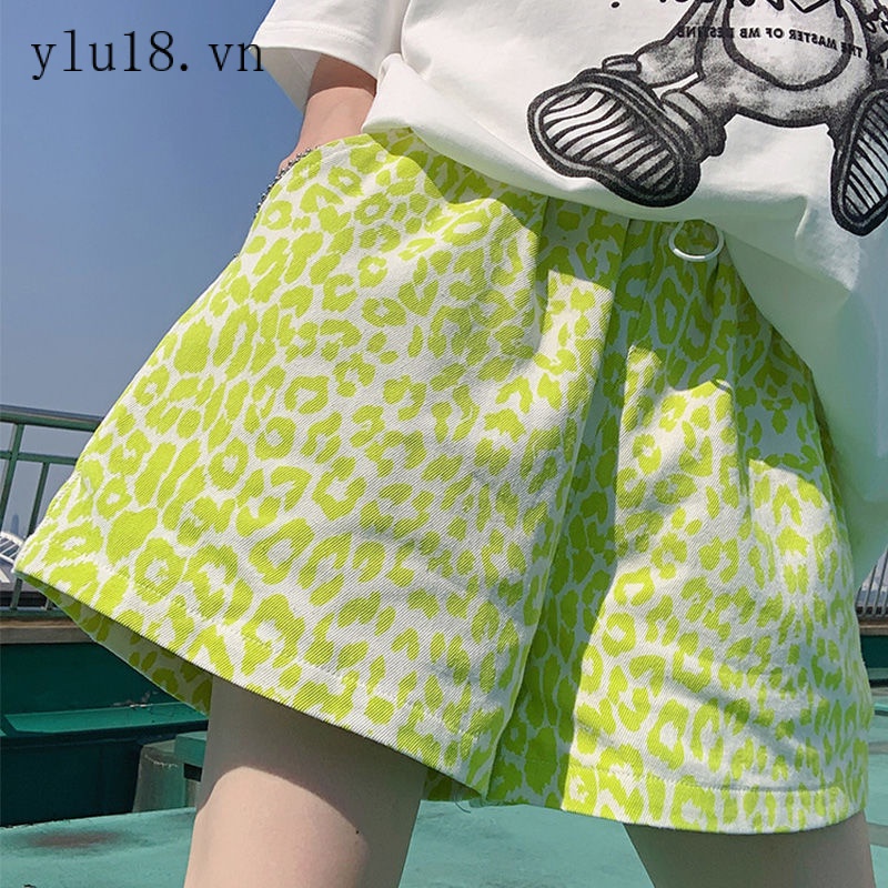 Quần Short Denim Dáng Chữ A Rộng 300 Jin In Họa Tiết Da Báo Màu Xanh Lá Huỳnh Quang Độc Đáo Thời Trang Cho Nữ