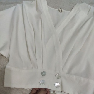 Áo VINI studio trắng kiểu vạt chéo pass