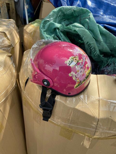 Nón bảo hiểm tặng khẩu trang cho bé