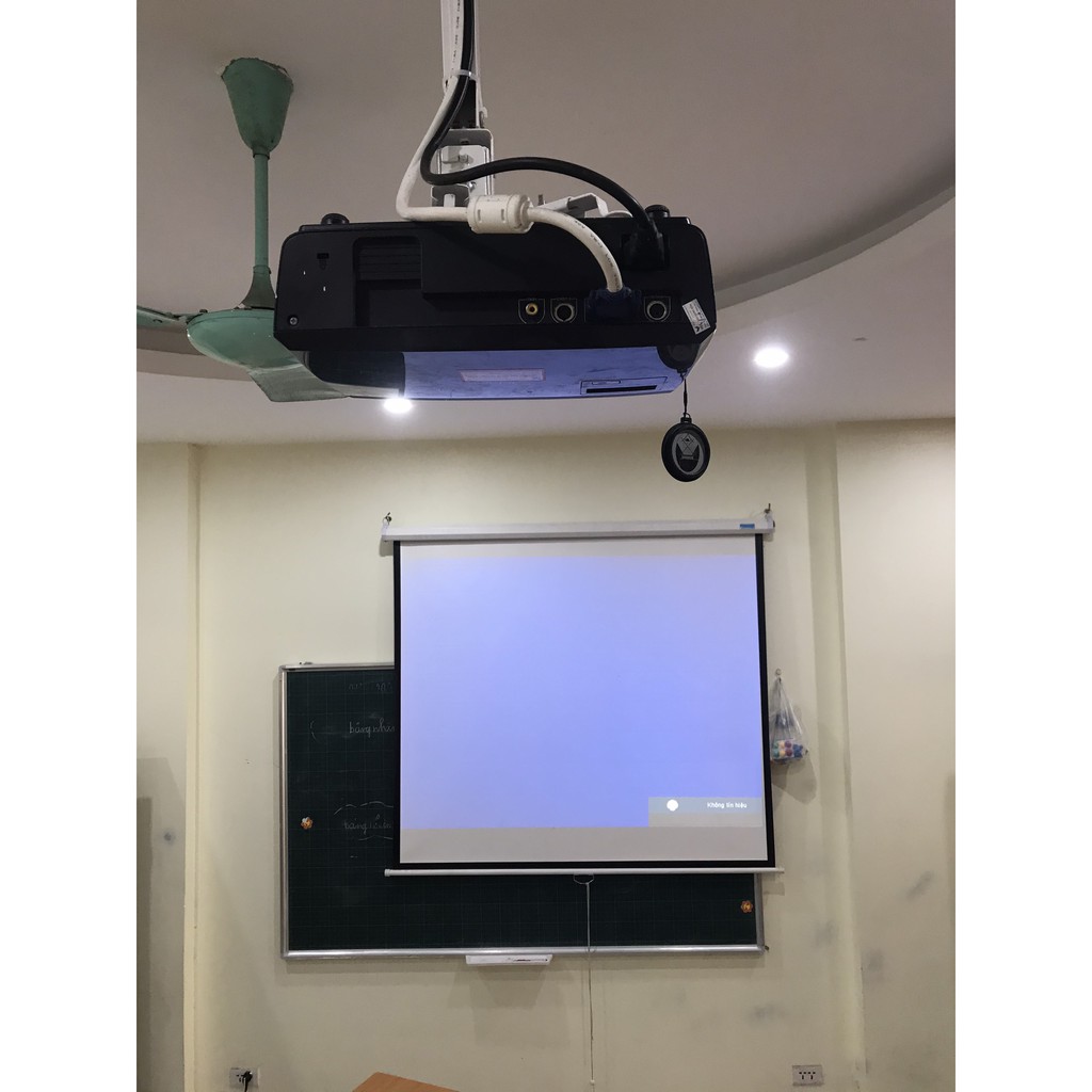 Màn Chiếu Treo Tường 70 inch Kích Thước 1m25 x 1m25 Nhỏ Gọn. Vici Phân phối màn chiếu treo tường chính hãng