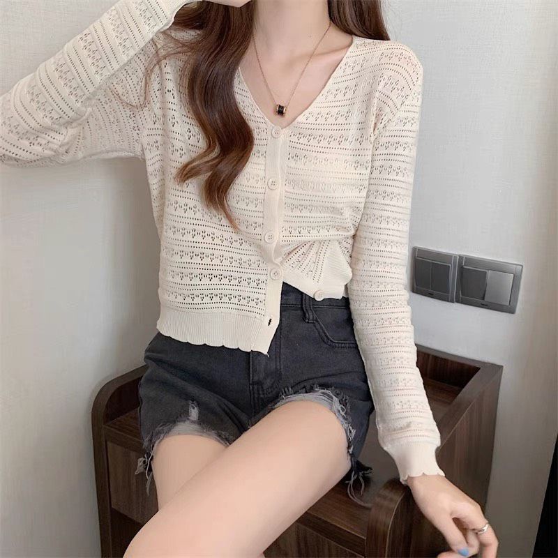 Áo khoác len mỏng cổ tim phối họa tiết mẫu mới.