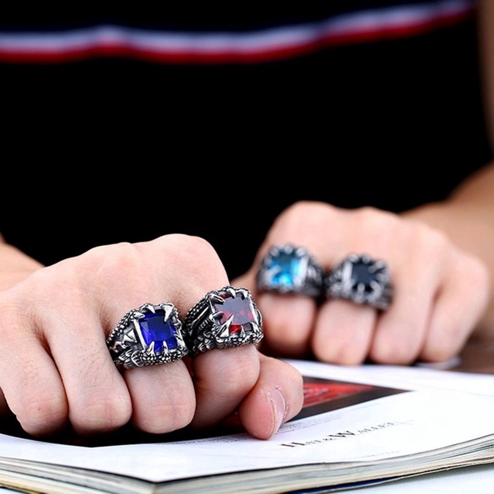 Perhiasan Cincin Vintage Gothic Desain Cakar Naga Hias Batu Permata untuk Pria