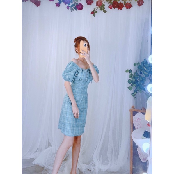 Đầm caro  cổ vuông nhúng ngực tay phồng.