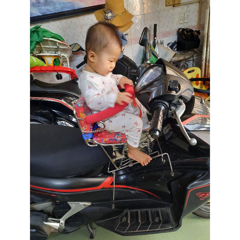 Ghế ngồi xe máy cho bé xe Air Blade có vòng bảo vệ chân ngắn