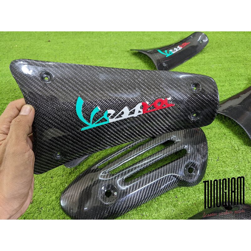 Nắp che bình ắc quy Vespa Sprint sợi Carbon đúc nguyên miếng