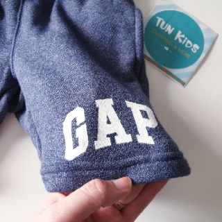 Quần short da cá bé trai Gap