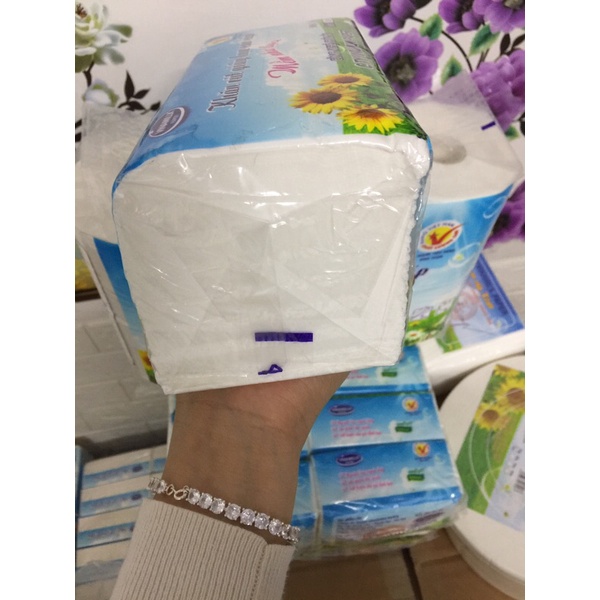 Giấy ăn lụa thương hiệu mới VInamilk paper loại 300 tờ 3 lớp ( Mua 10 tặng 1 bàn chải/lixi/bông ngoáy tai)