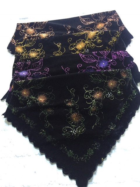 Khăn Nhung Cho Bà, Khăn Nhung Trùm Đầu