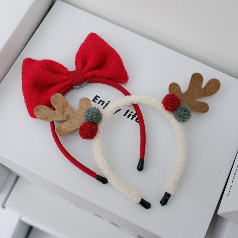 Cài nơ và tuần lộc