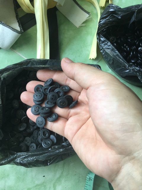 Nút áo 2 lỗ ,4 lỗ 20k/100 viên